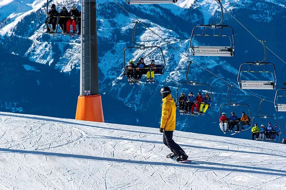 Snowboarder i backen