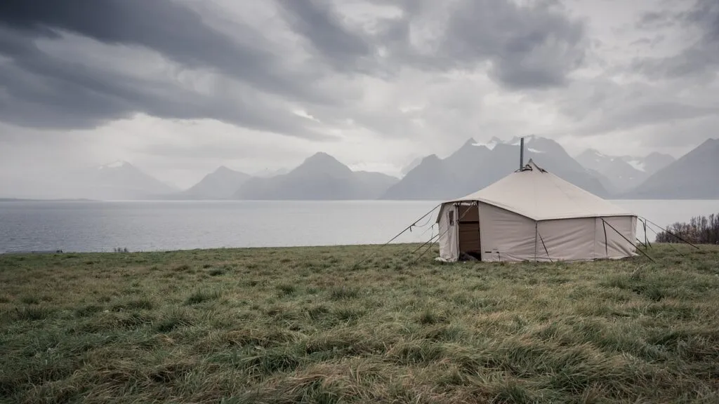 campingtält vid havet