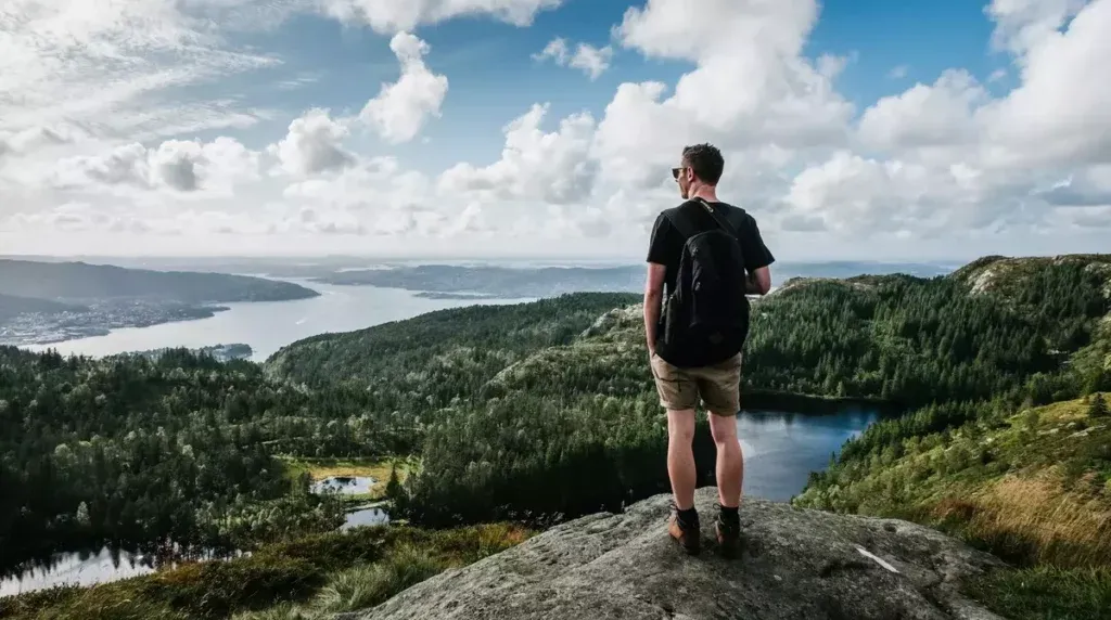 Kille med vandringsshorts